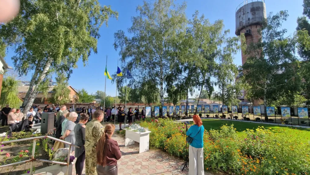 Люди на мітингу пам'яті біля Алеї героїв
