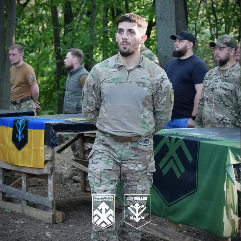 військовики біля столів