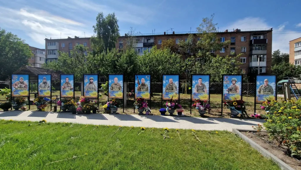 Банери з портретами полеглих воїнів