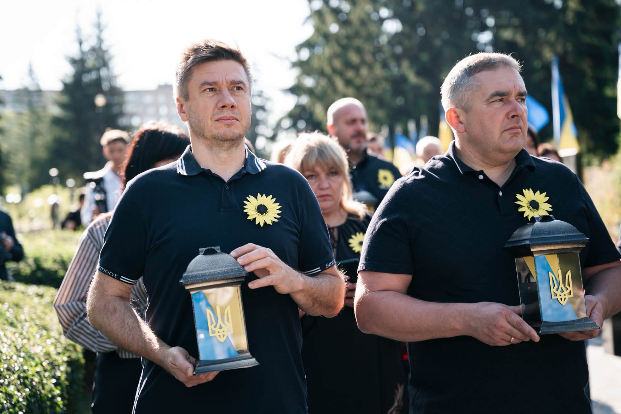 Олександ Біленький та Олег Мізік тримають лампадки