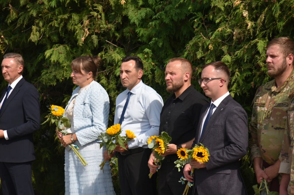 На фото зображені адміністрація полтавської Політехніки, обласна влада, військові та інші посадовці