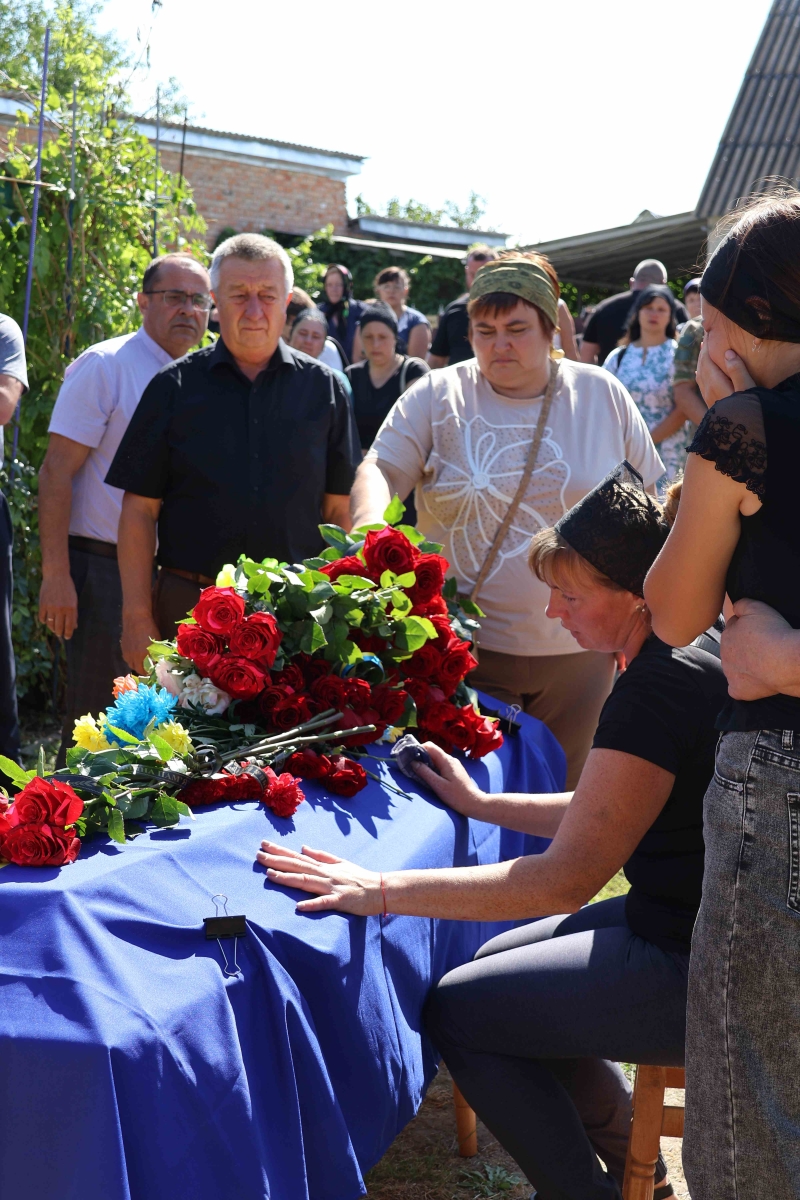 Рідні та близькі біля труни з тілом полеглого воїна