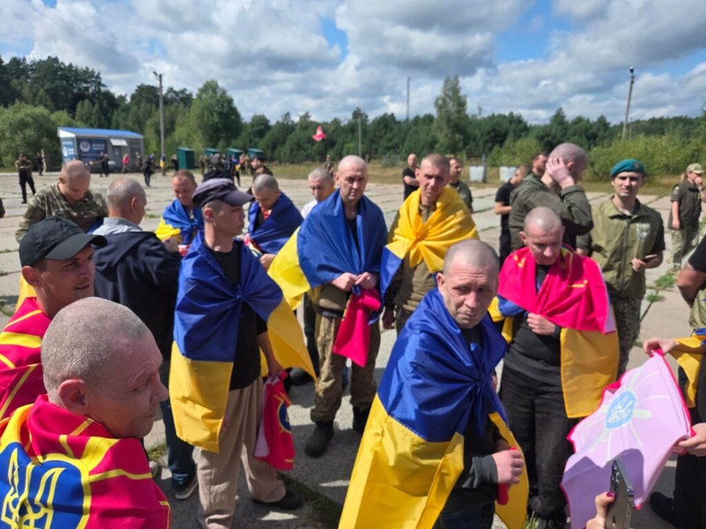 Військовослужбовці біля автобусів