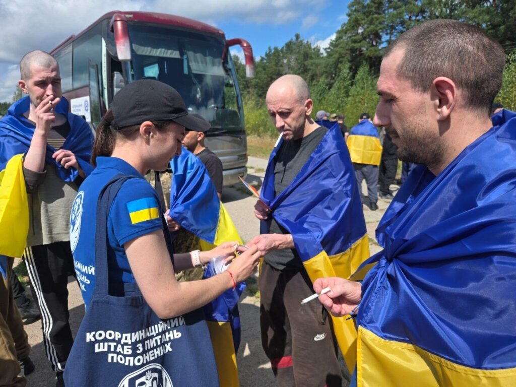 Військовослужбовцям вручають українську символіку