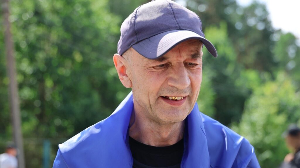 Усміхнений військовослужбовець, звільнений із полону