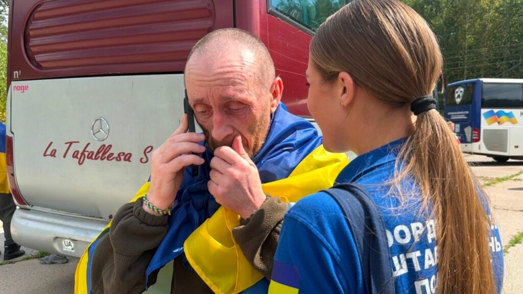 Представниця Коордштабу дала звільненому військовослужбовцеві телефон, щоб поговорив із рідними