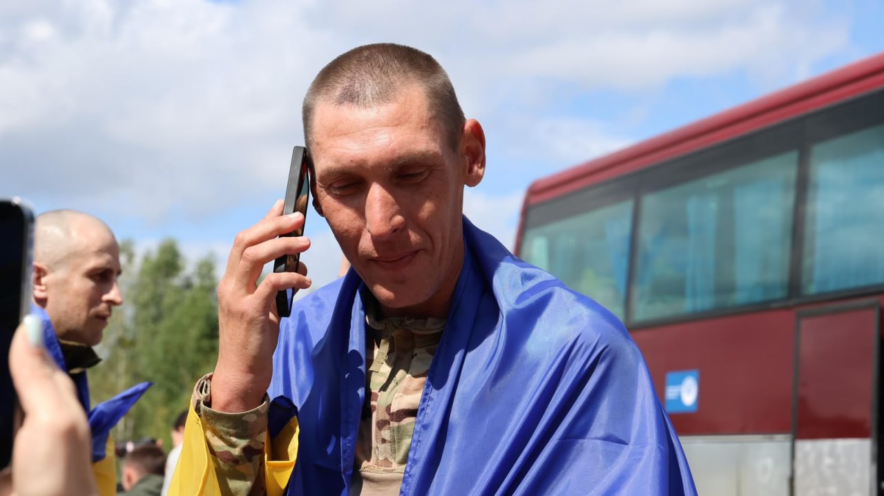 Військовослужбовець говорить по телефону