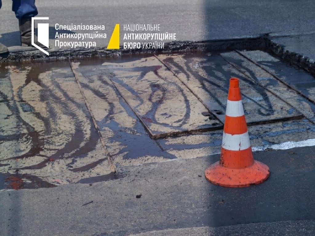ділянка ремонтованої дороги з сигнальним конусом