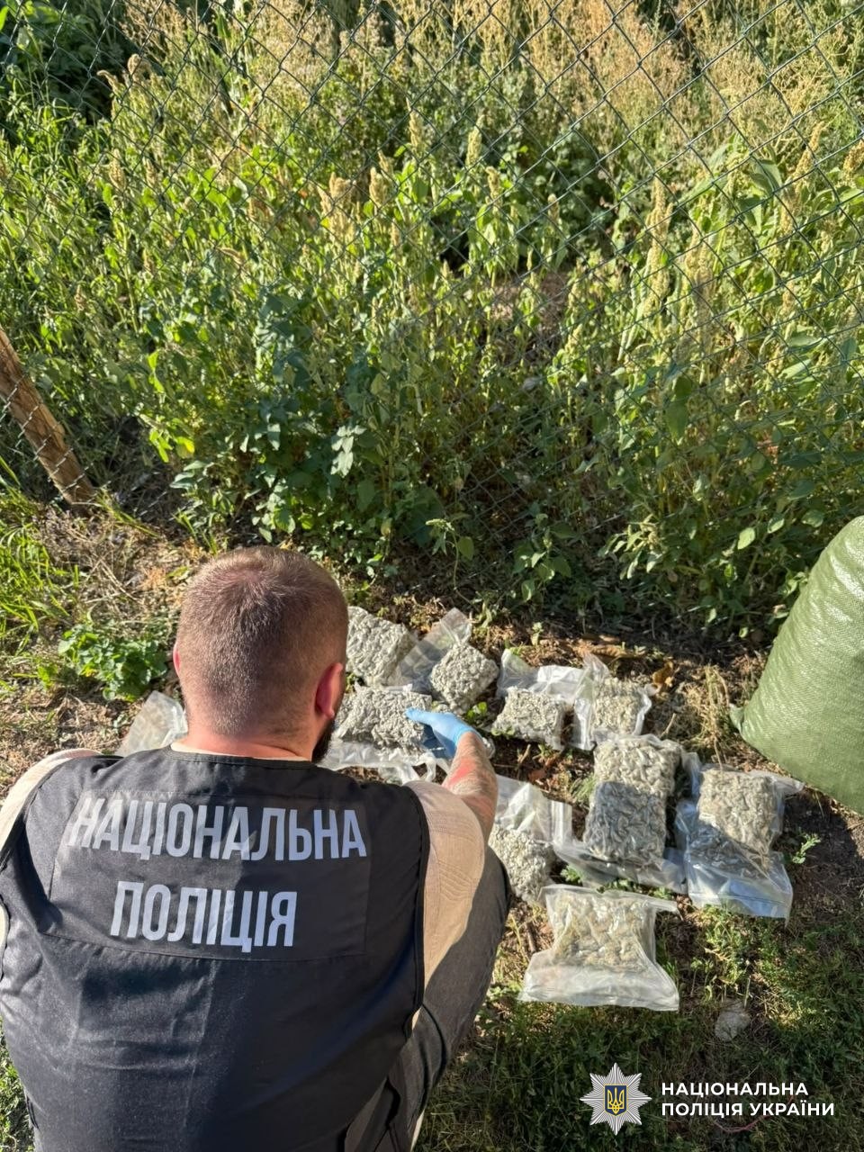 поліцейський документує вилучення наркоречовин