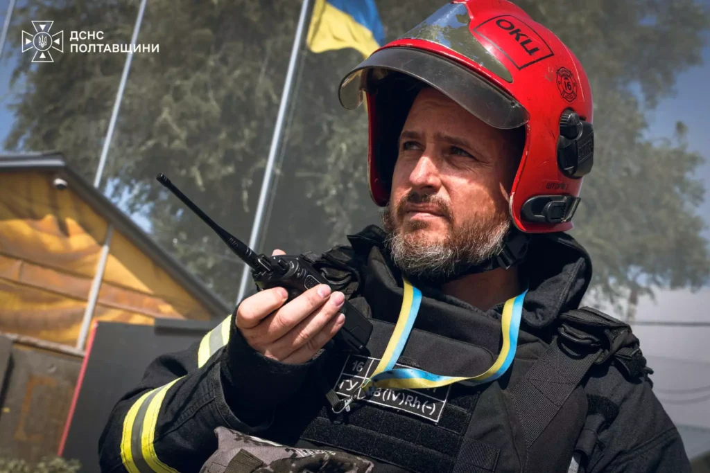 Рятувальник говорить по рації