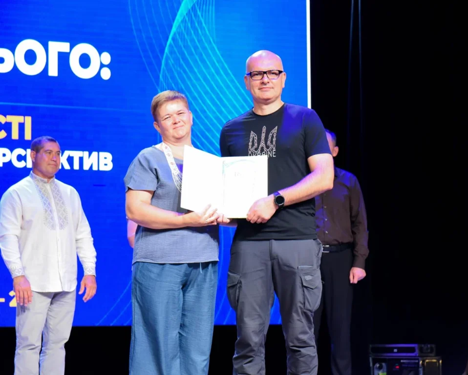 Євген Кончаковський вручає нагороду