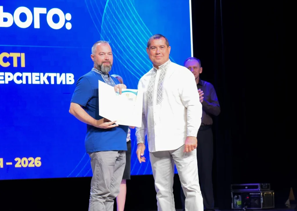 Олег Діденко вручає нагороду