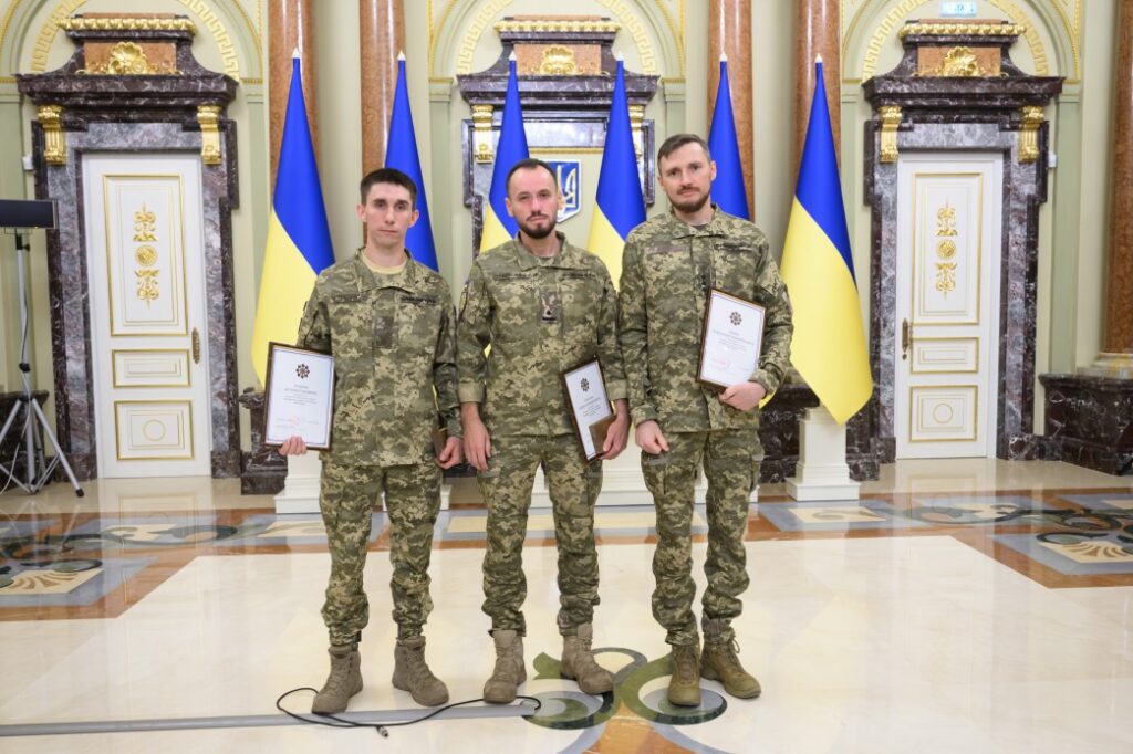 Троє військовиків із нагородами
