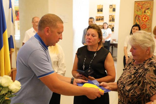 вручення відзнаки родині полеглого воїна
