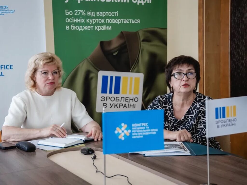 Лариса антонець та Галина Поліцкова сидять за столом
