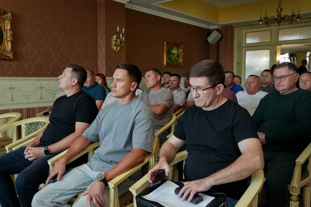 учасники зустрічі в залі