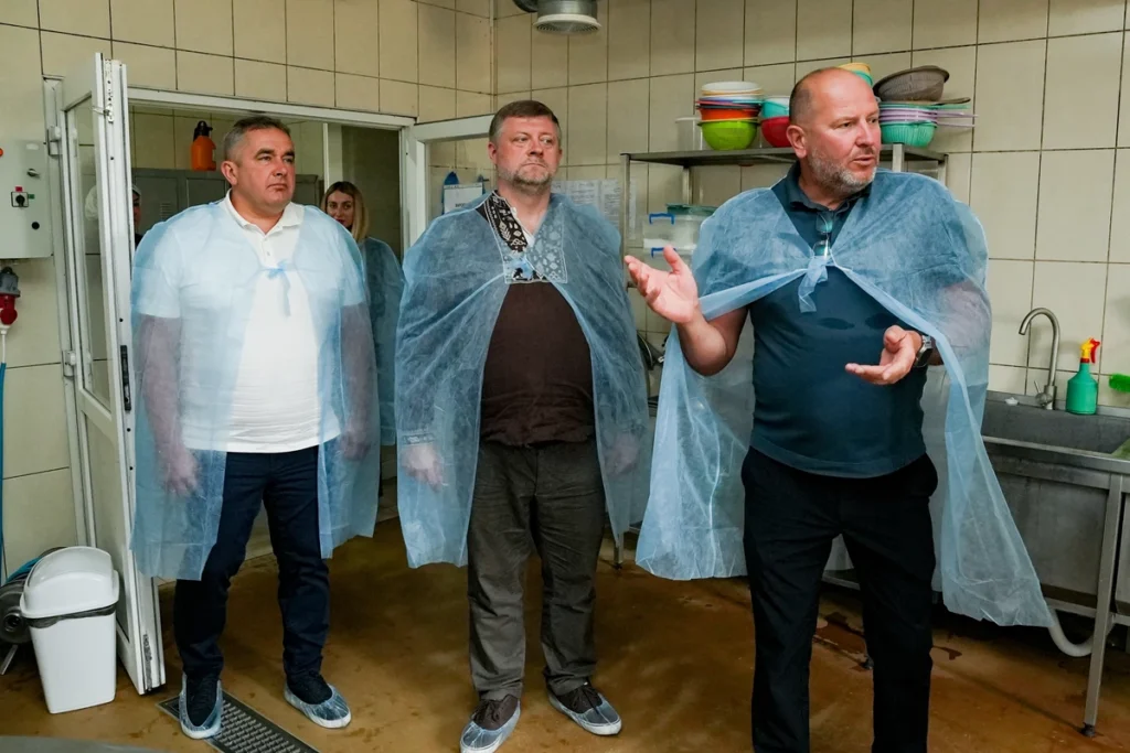 учасники робочої зустрічі на підприємстві