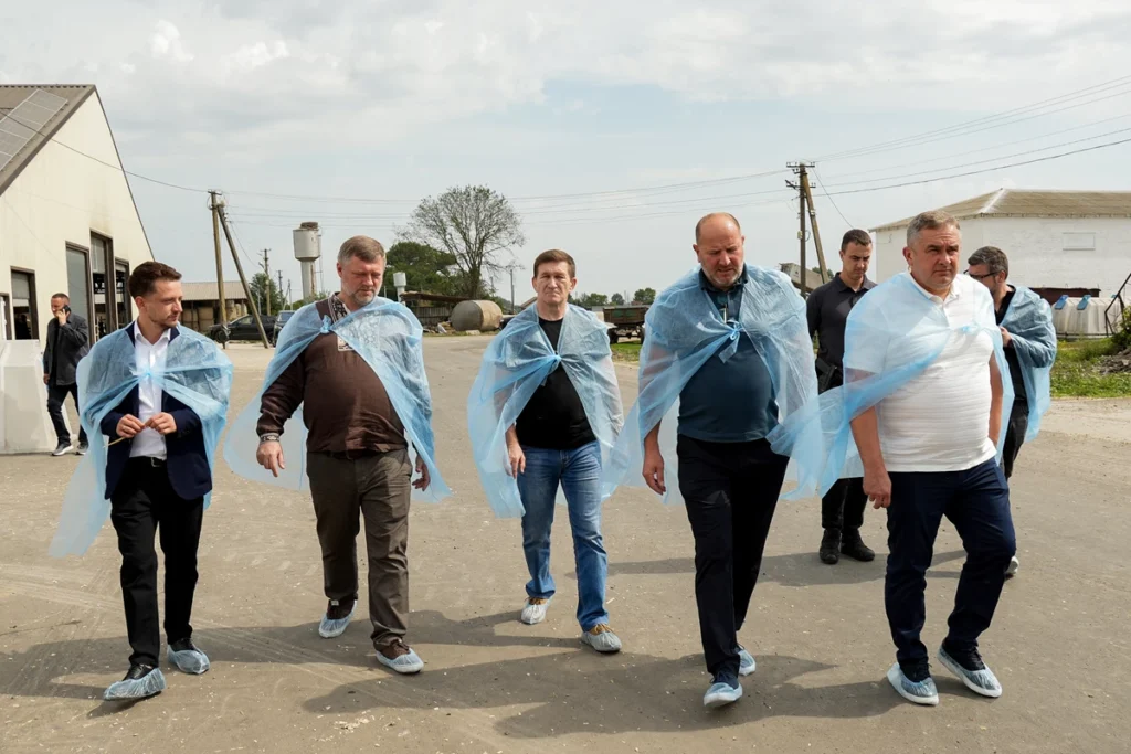 представники парламенту та ОВА на сільгосппідприємстві