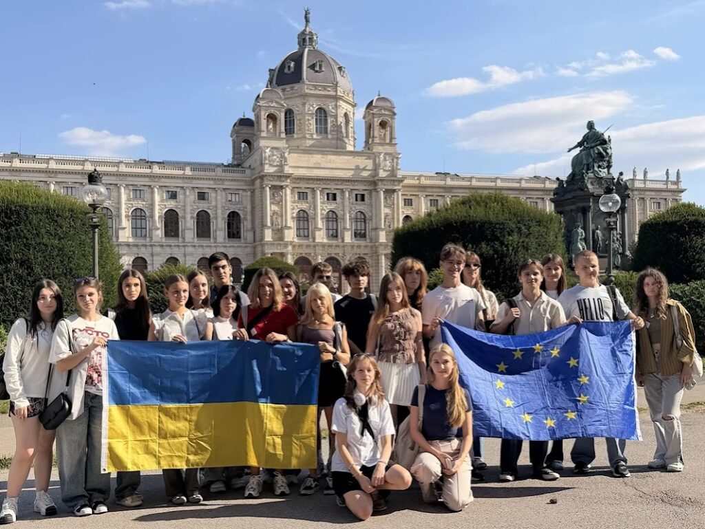 Спільне фото на тлі палацу