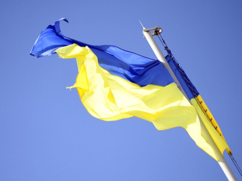 майорить український прапор
