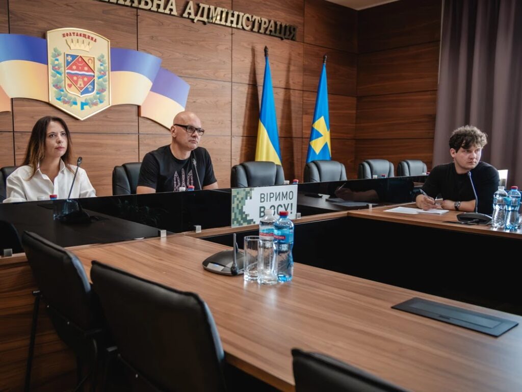 люди за столами