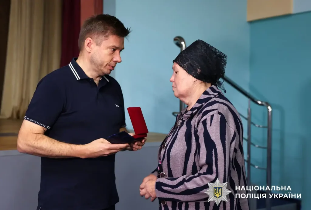 Олександр Біленький вручає нагороду сім'ї полеглого воїна