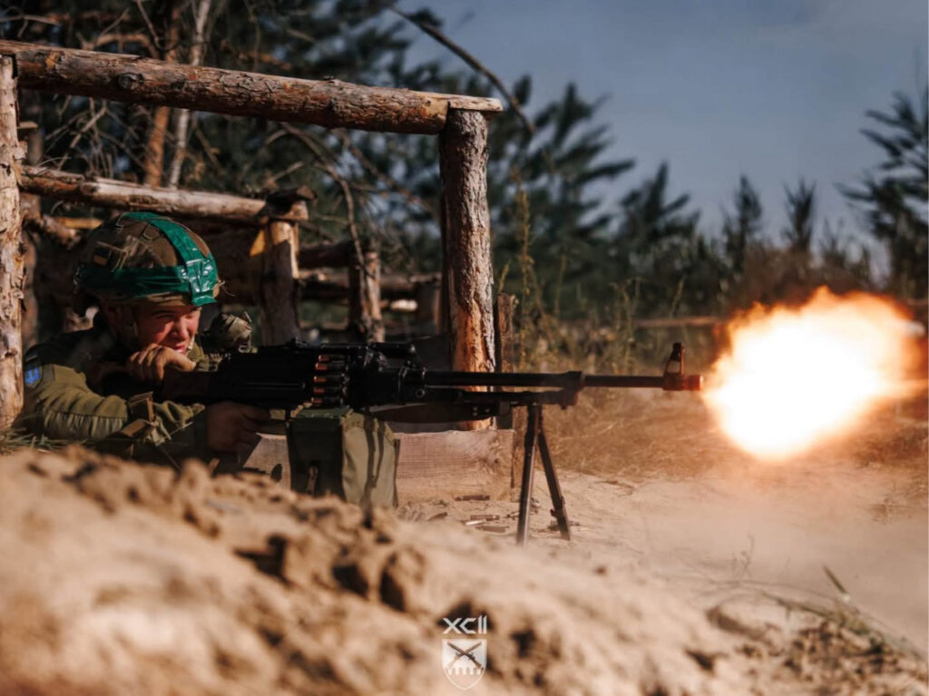військовий на полі бою