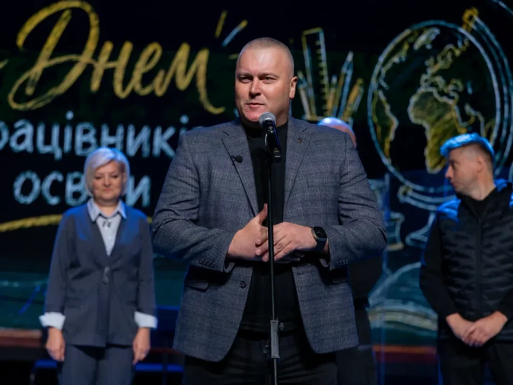 Віталій Дяківнич привітав освітян Полтавщини та вручив грамоти