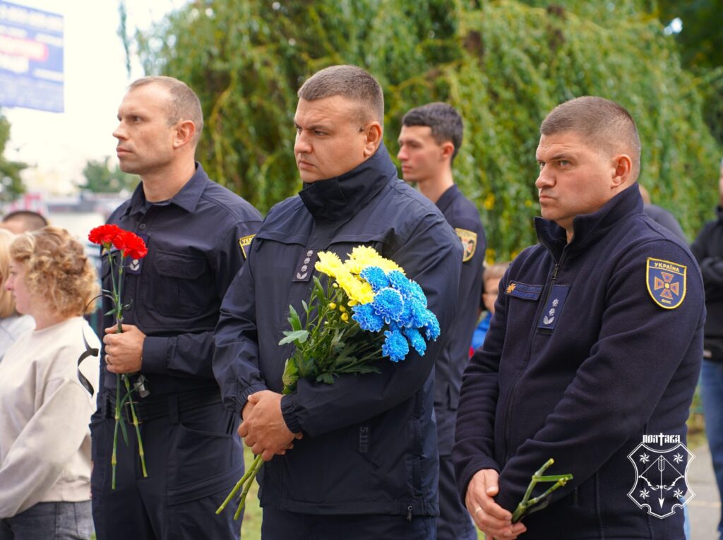 рятувальники з квітами