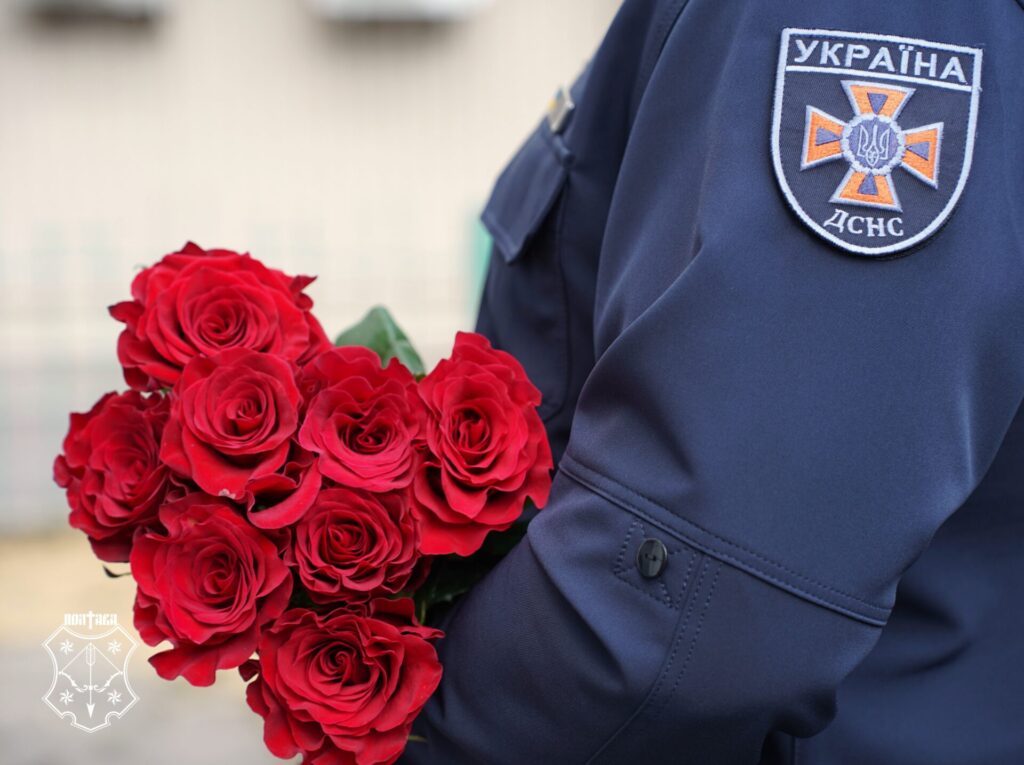 букет троянд у руках рятувальника