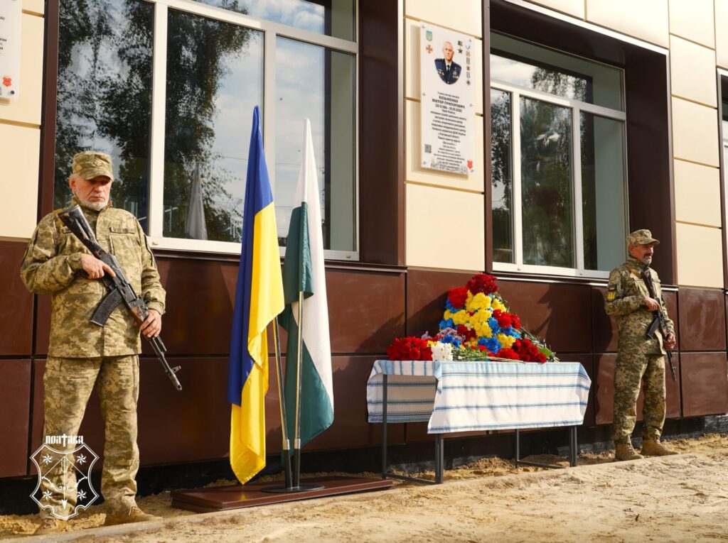 почесна варта біля меморіальної дошки Кузьменку