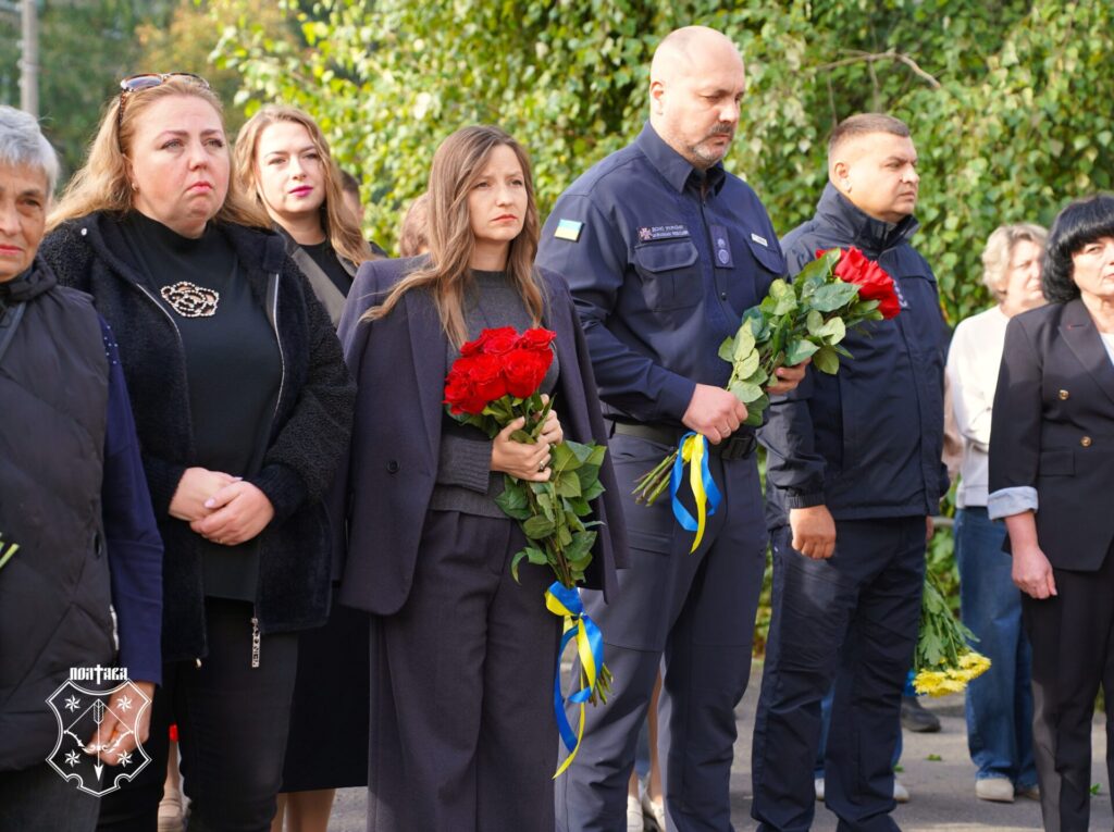 Люди з квітами на вулиці
