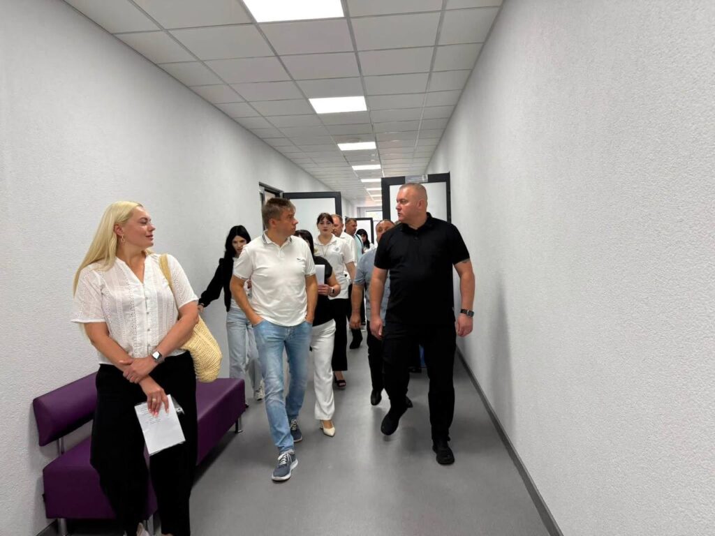 Віталій Дяківнич та Олександр Біленький ідуть по коридору ліцею