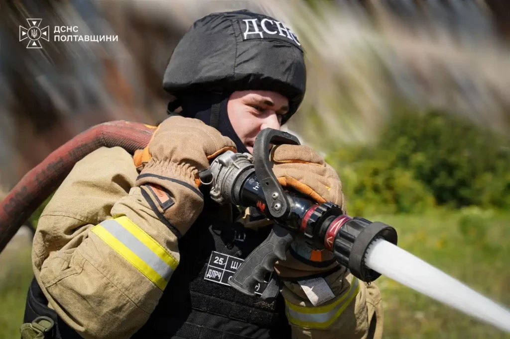 рятувальники гасить пожежу