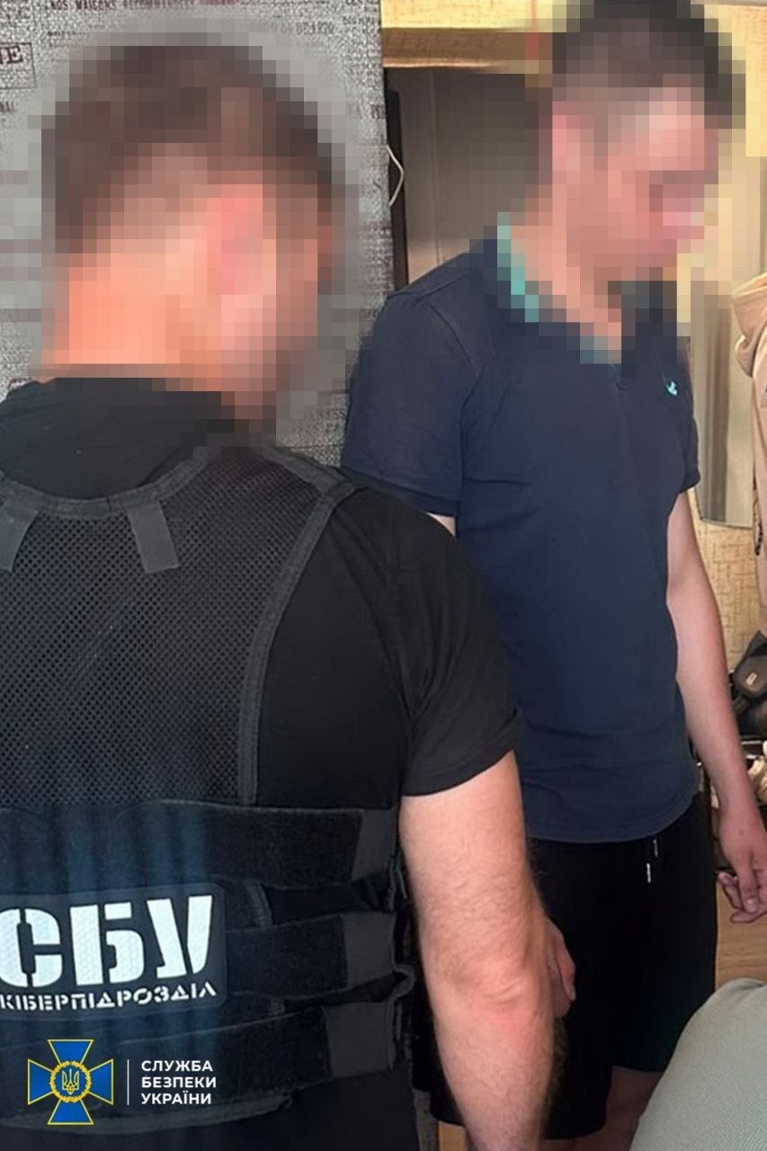 Затриманий і працівник СБУ в приміщенні