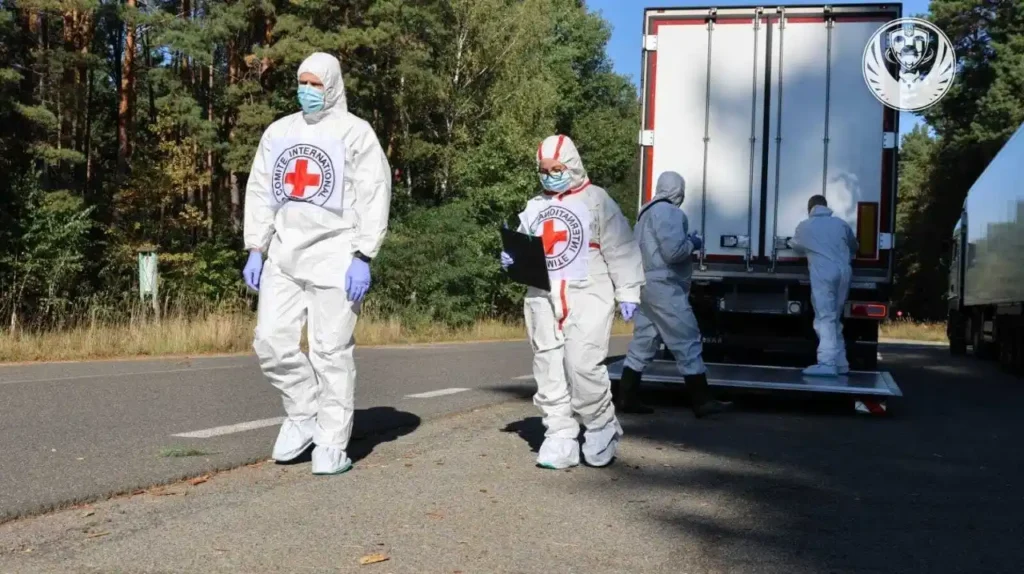 люди в білому спецодязі відходять від вантажівки