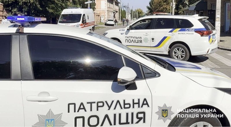 Машини поліції та "швидка" на вулиці
