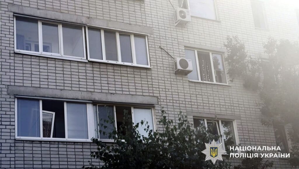 Житловий будинок із вибитими вікнами