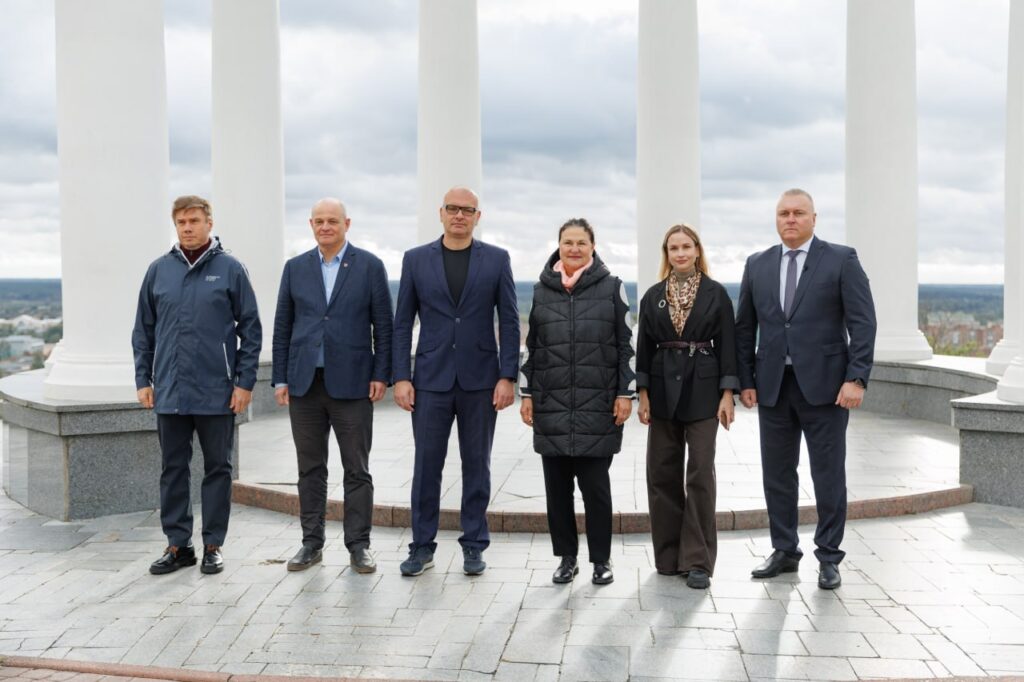 учасники зустрічі разом на Білій альтанці