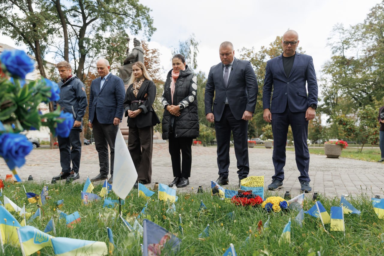 представники влади вшанували пам'ять полеглих воїнів хвилиною мовчання