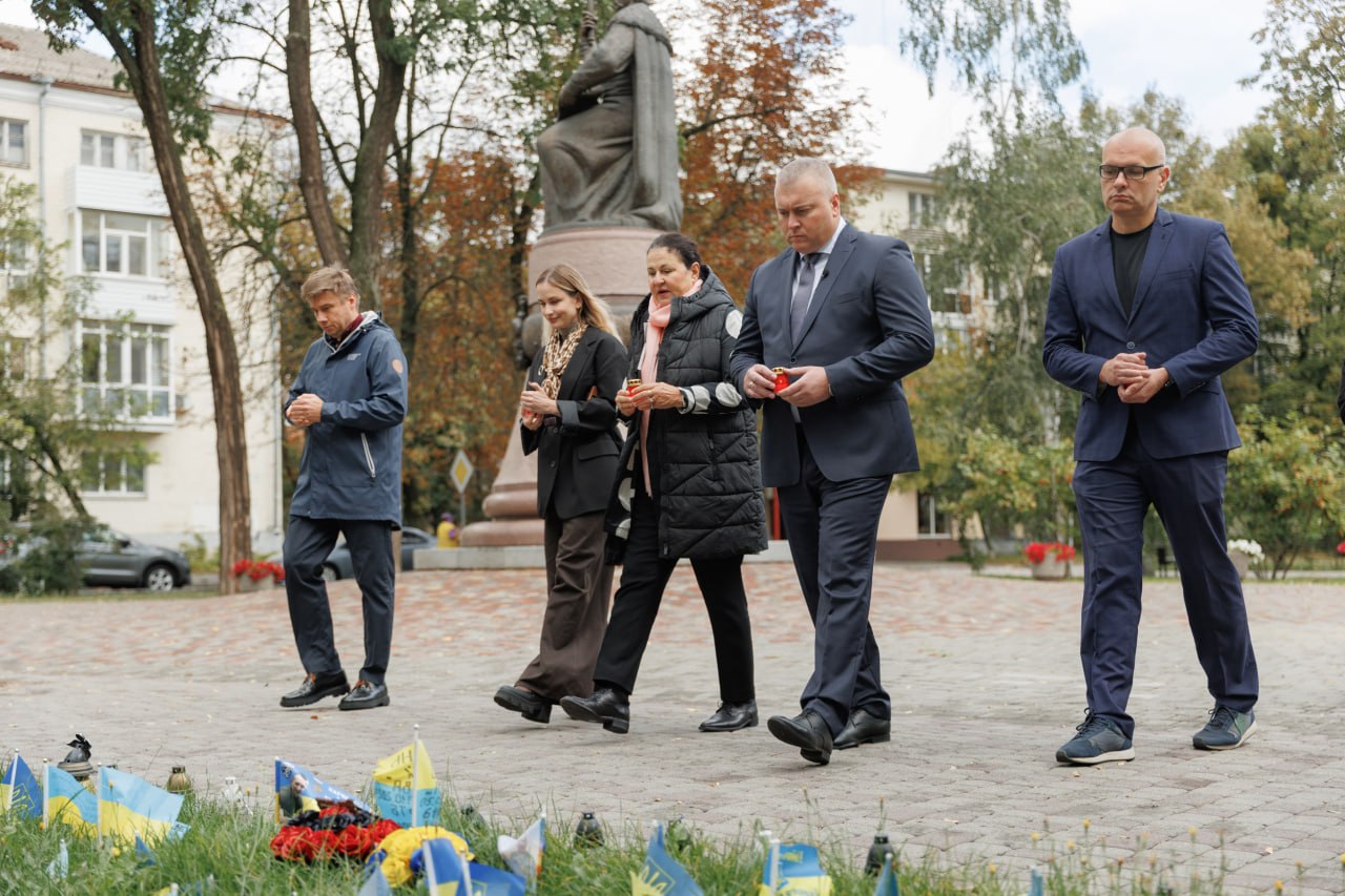 Представники влади встановили лампадки на імпровізованому народному меморіалі полеглих воїнів