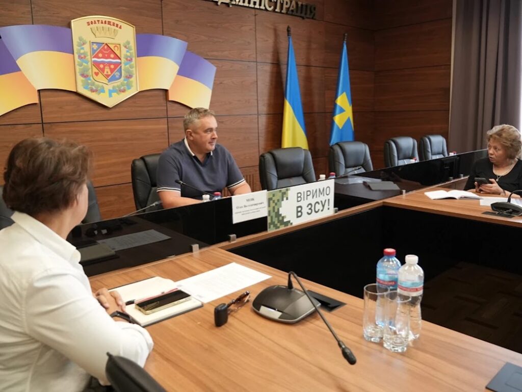 Представники Полтавщини на зустрічі, за столом у залі засідань