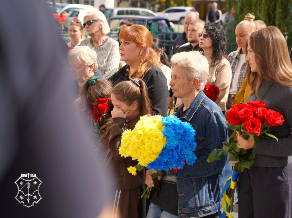 люди на вулиці з квітами в руках