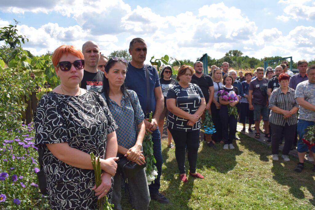 люди парийшли провести воїна в останню дорогу