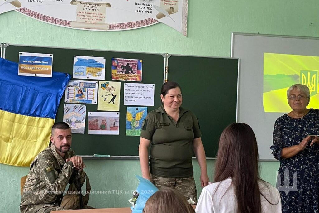 військовослужбовці спілкуються з учнями
