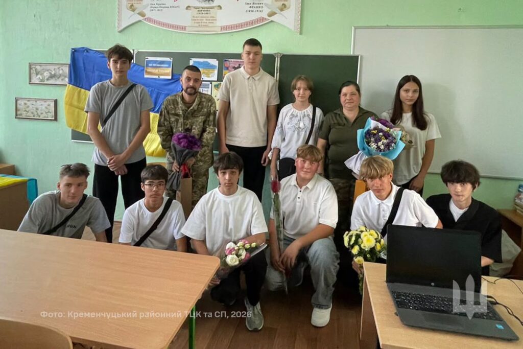 спільне фото військовиків зі старшокласниками