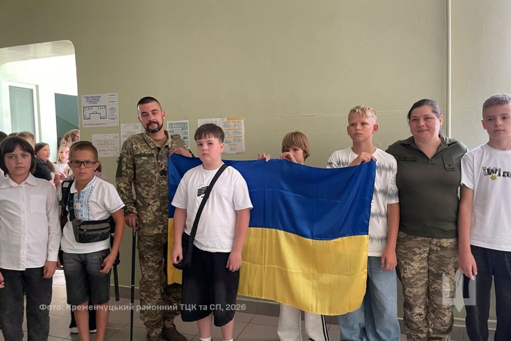 спільне фото військовиків із учнями 5 класу