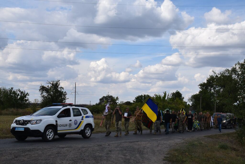 траурна процесія іде до кладовища