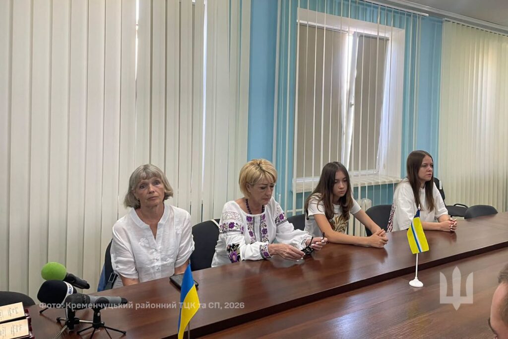 рідні полеглих сидять за столом
