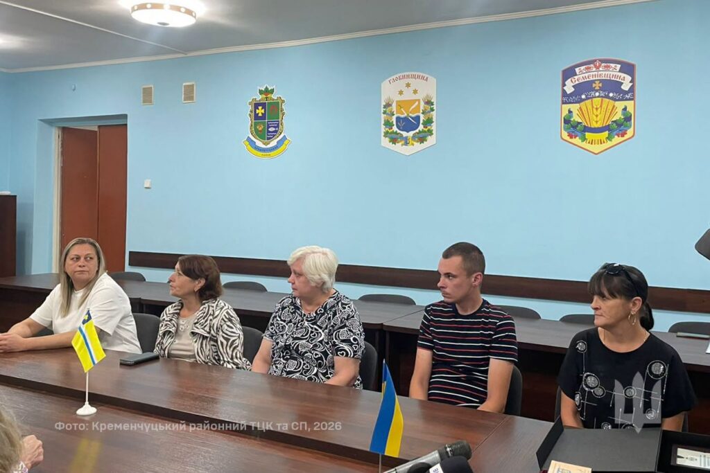 рідні полеглих сидять за столом